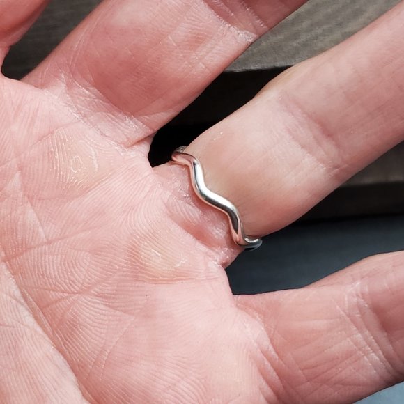 Size 6 Sterling Silver Wavy Cute Dainty Band Ring - Picture 2 of 6